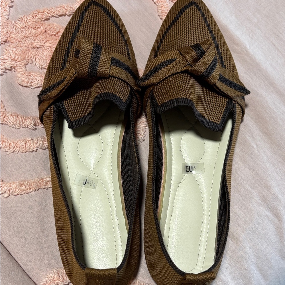 Elegant Brown Loafers with Black Accents - Picture 5 of 7